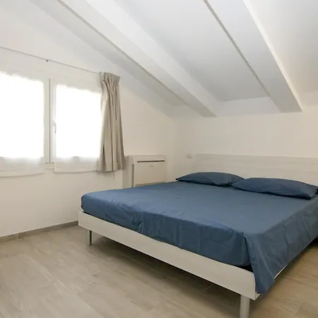 82 Igea Marina Con 3 Ferienhaus *
